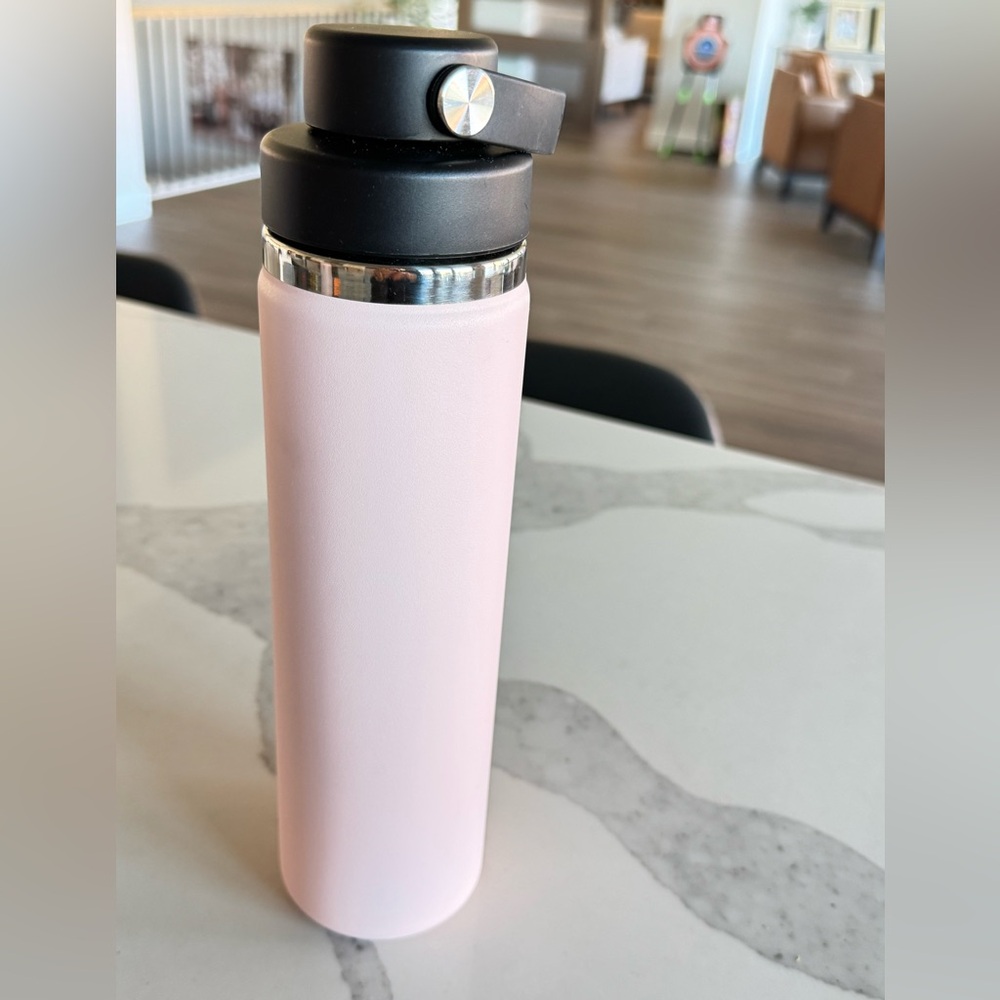 Hydro Flask Light Pink Bottle Black Lid. Insulated stainless steel 24 oz NWOT - Picture 5 of 11
